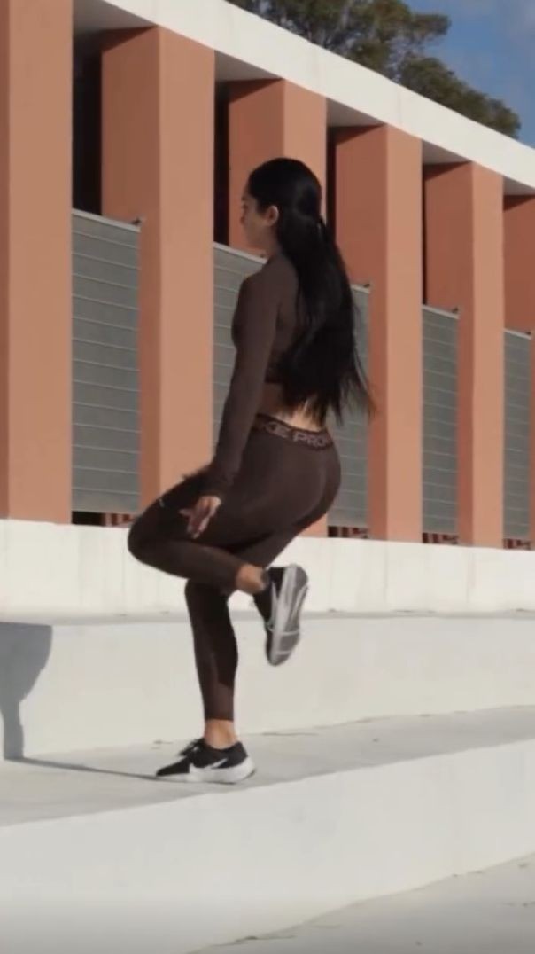 I found a brown leggings set, I'm sharing a video with you girls. I'll be working out with